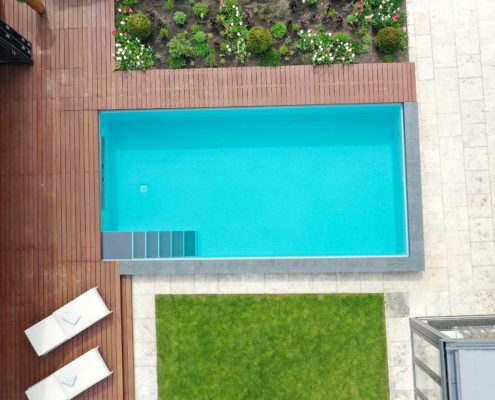Luftbild: Stilvoller Garten mit Pool