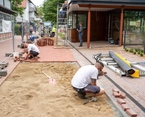 Gärtner pflastern einen Weg