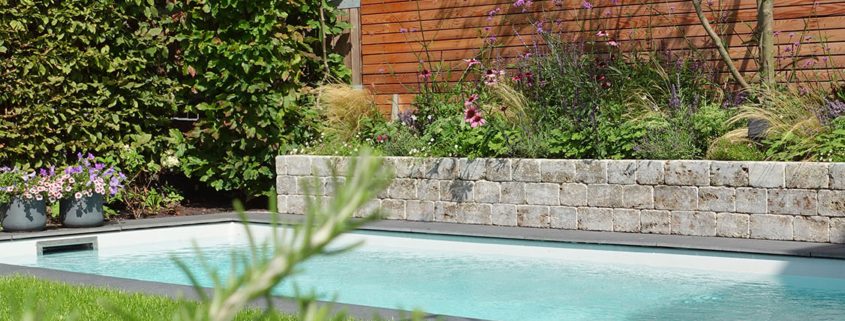 Mini-Pool mit Natursteinmauer
