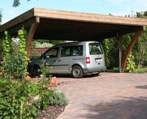 Carport im Garten