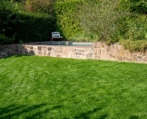 Blick auf einern kleinen Garten mit einem kleinen Pool