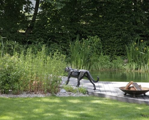 Eine große Gartenskulptur in Katzenform