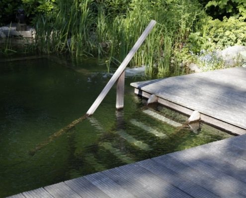 Eine Treppe in den Schwimmteich