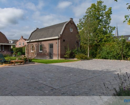Pool mit flexibler Wassertiefe, Terrasse aus Naturstein