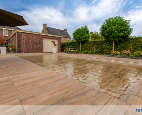 Pool mit flexibler Wassertiefe, Terrasse aus Naturstein