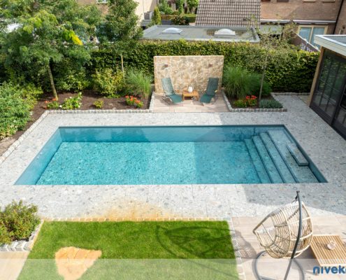 Pool mit flexibler Wassertiefe in einem Hausgarten