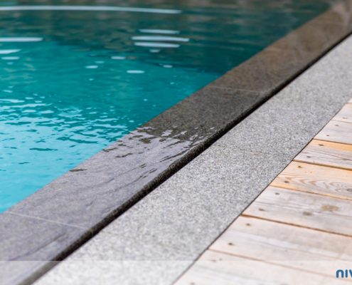 Überlaufrinne im Pool
