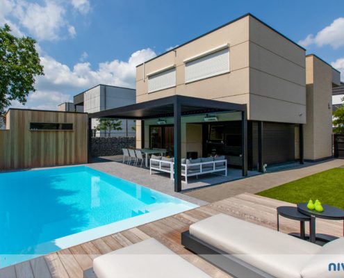 Überlauf-Pool in einem Hausgarten, Terrasse im Hintergrund