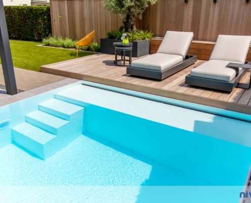 Überlauf-Pool angrenzend an einer Holzterrasse
