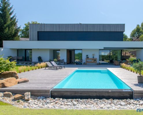 Pool umrahmt von einer Holzterrasse