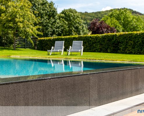 Pool im Garten mit grünem Sichtschutz