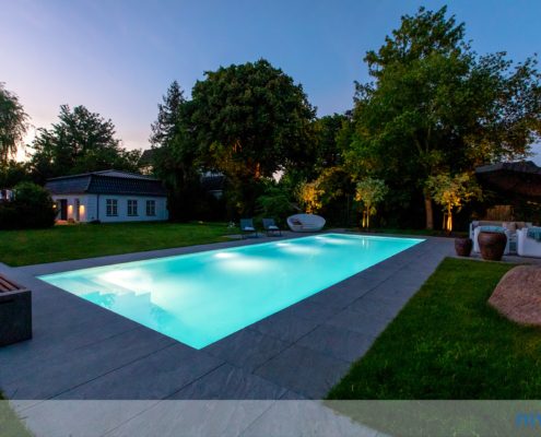 Pool mit Abendbeleuchtung