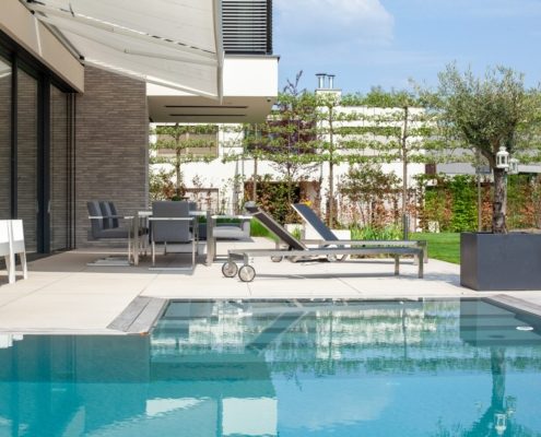 Hausgarten mit Pool, Naturstein und Spalierbäumen