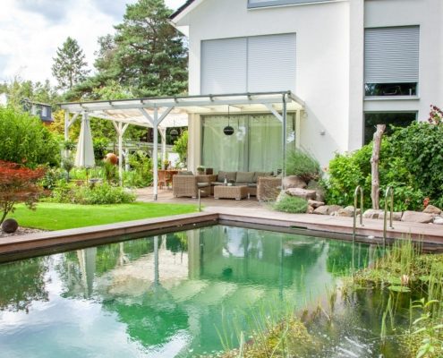 Schwimmteich direkt an der Terrasse aus Holz