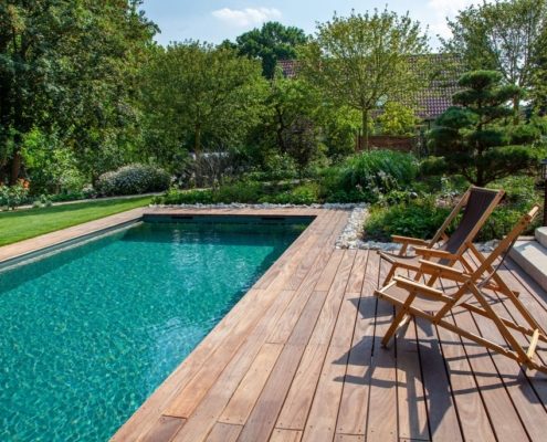 LivingPool kombiniert mit einer eleganten Holzterrasse