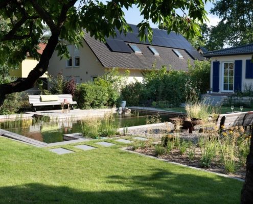 Hausgarten mit Schwimmteich