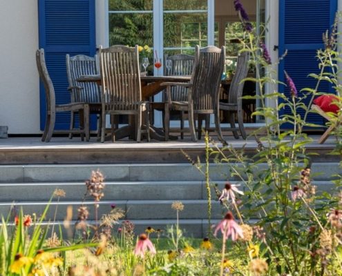 Terrasse am Haus, Naturstein und Holz