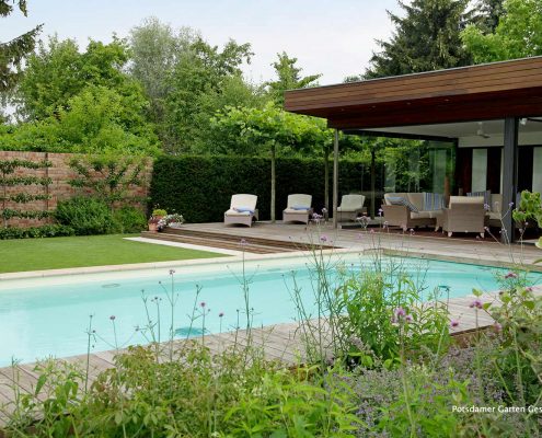 Living Pool und Pflanzen im Garten