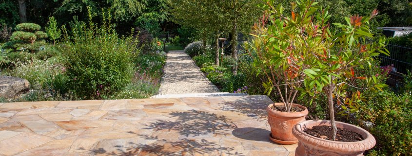 Natursteinterrasse Pflanzen im Garten