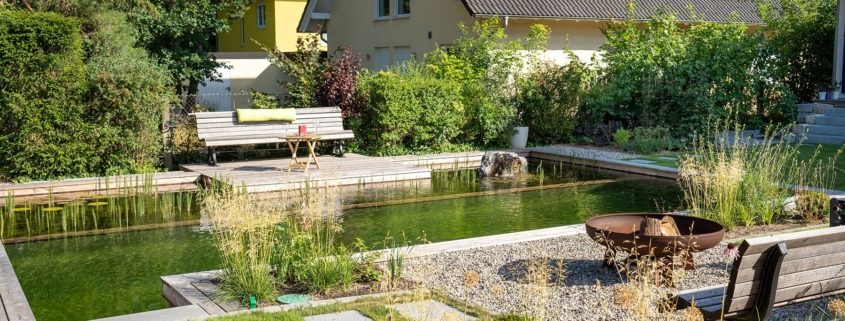 Schwimm- oder Naturteich mit Terrasse und Feuerstelle