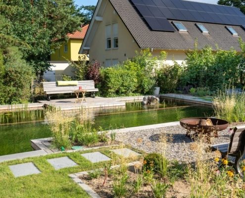 Schwimmteich mit Sitzecke