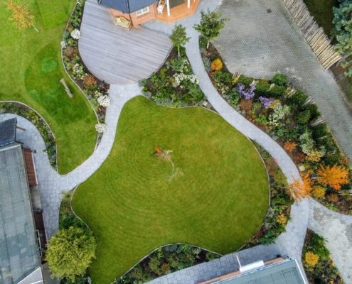 Hausgarten mit geschwungenen Wegen – Luftaufnahme