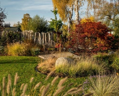 Sitzecke am Ufer im Herbst