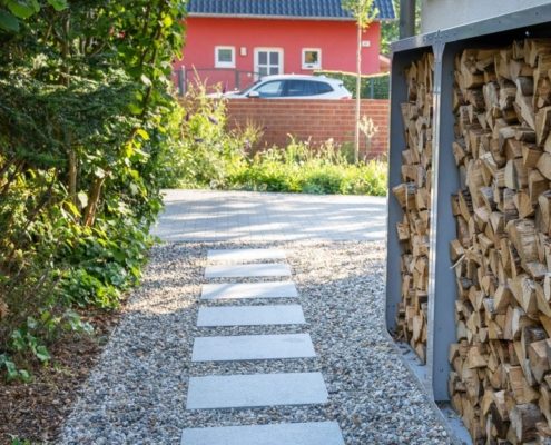 Vorgarten, Kies und Trittplatten