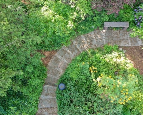 Weg aus Betonplatten