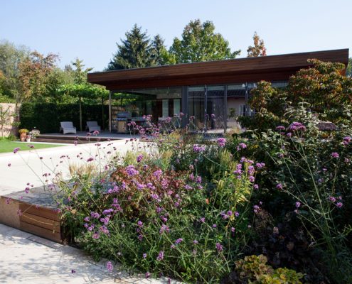 Pflanzen im Garten, Pool abgedeckt