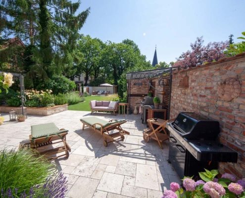 Terrasse aus Naturstein und Grill