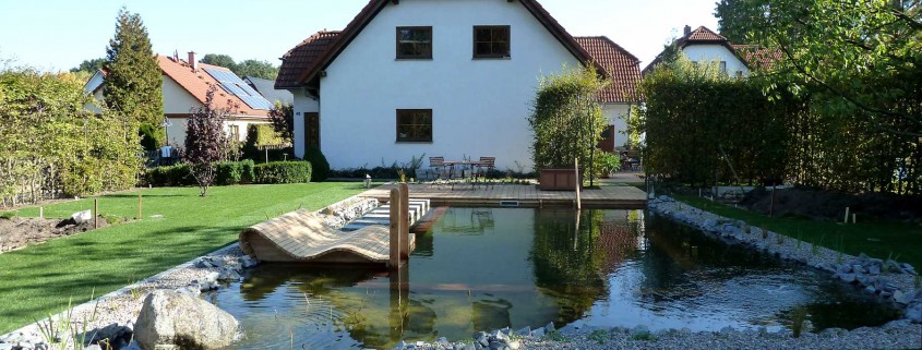 Hausgarten mit Schwimmteich